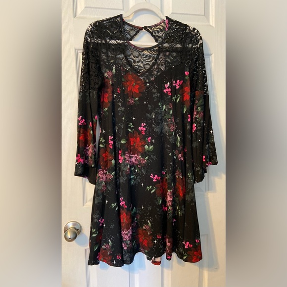 Torrid Super Soft Lace Bell Sleeve Dress; Black Floral; Size 00 (10) - Picture 2 of 11